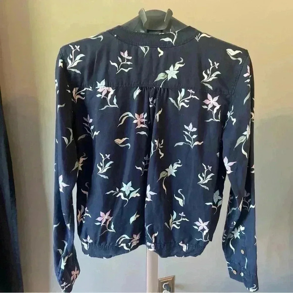 Womens Duluth Trading Floral wrap top Shirt Navy Size Small S - Picture 8 of 12